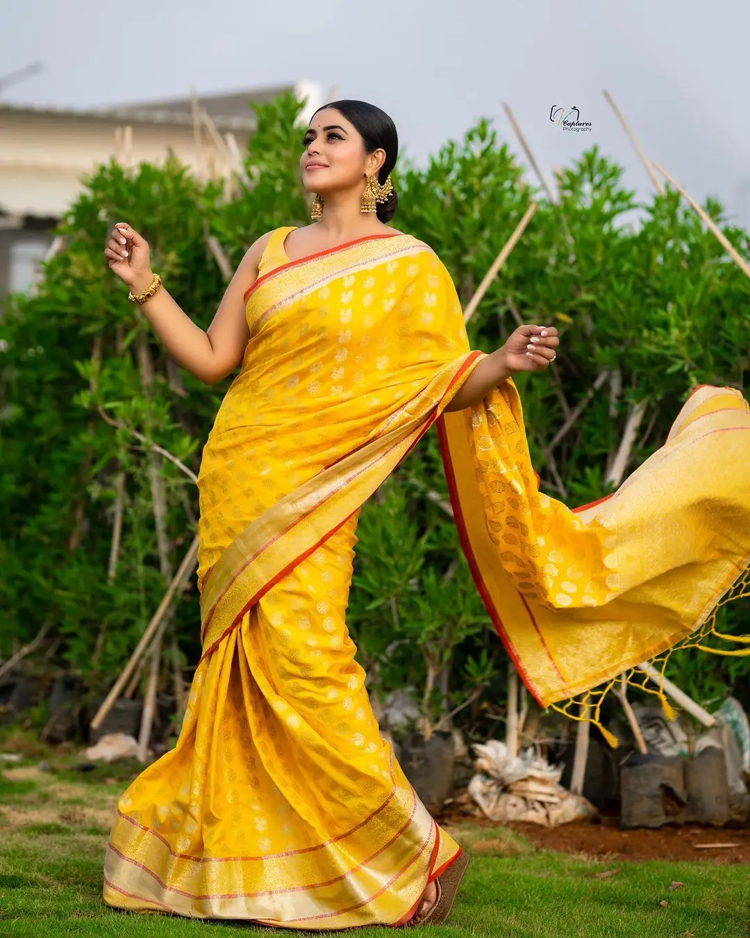 SHAMNA KASIM WEARING BEAUTIFUL JEWELLERY YELLOW PATTU SAREE 4